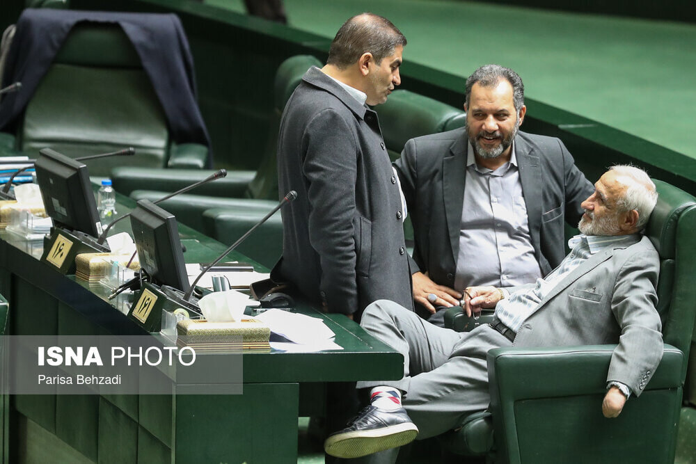 عکسی از استایل متفاوت الیاس نادران در صحن علنی مجلس