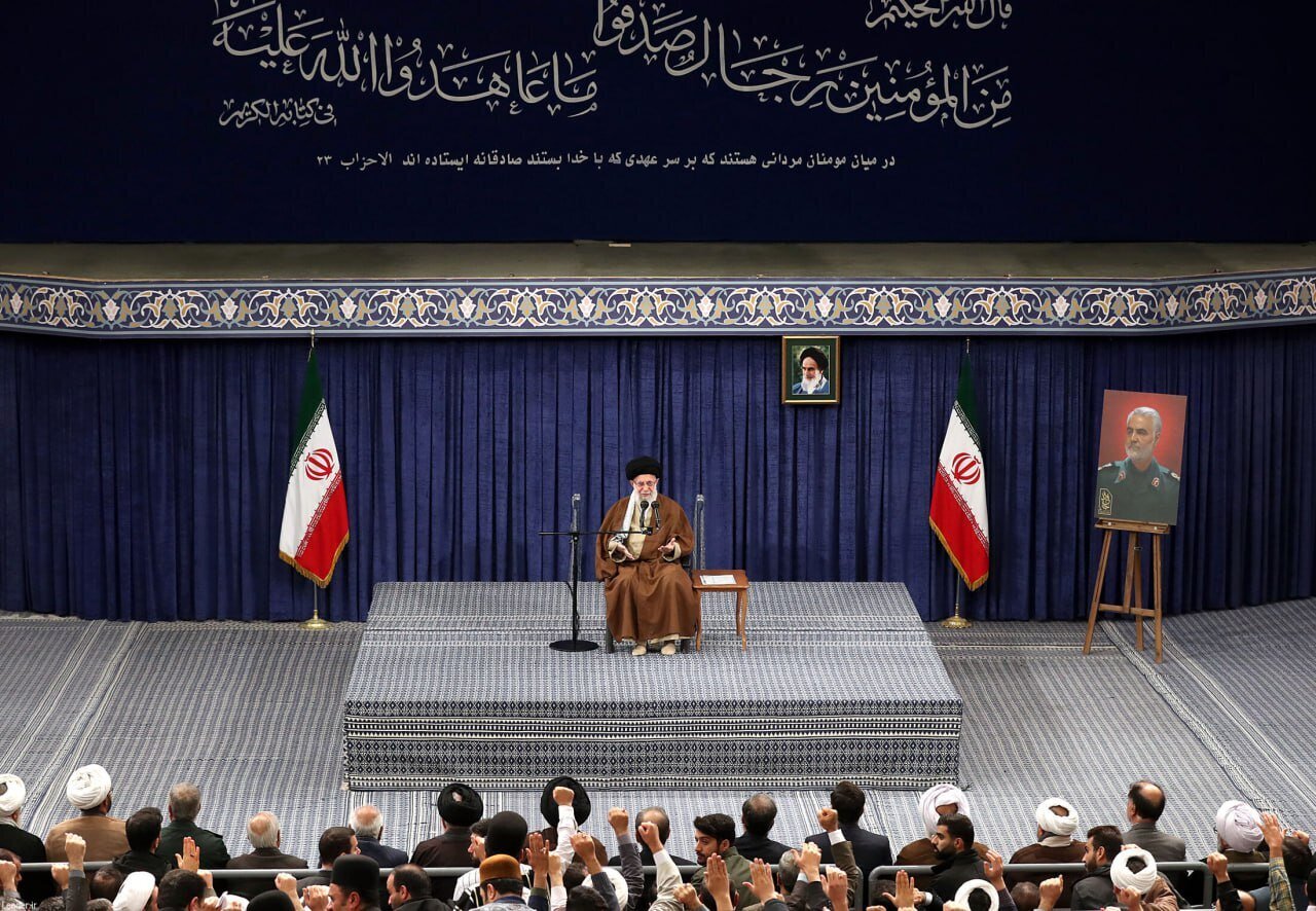 آیه معنادار نصب‌شده در محل دیدار امروز رهبر انقلاب +عکس