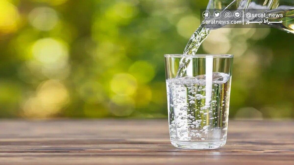 نوشیدن ۸ لیوان آب در روز یک فریب است؟!