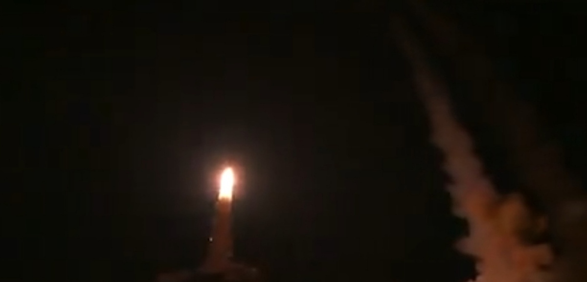 عکس | سرلشکر جعفری و سردار حاجی زاده کنار موشک بالستیک