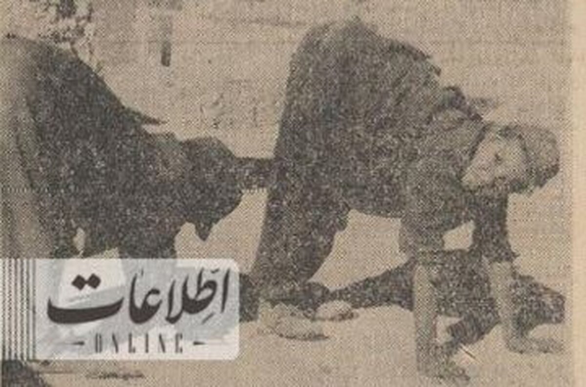 عکس/ خانوادهای که با دست راه میروند