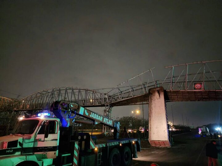 عکس/ برخورد تریلر با پل عابر بزرگراه آزادگان تهران
