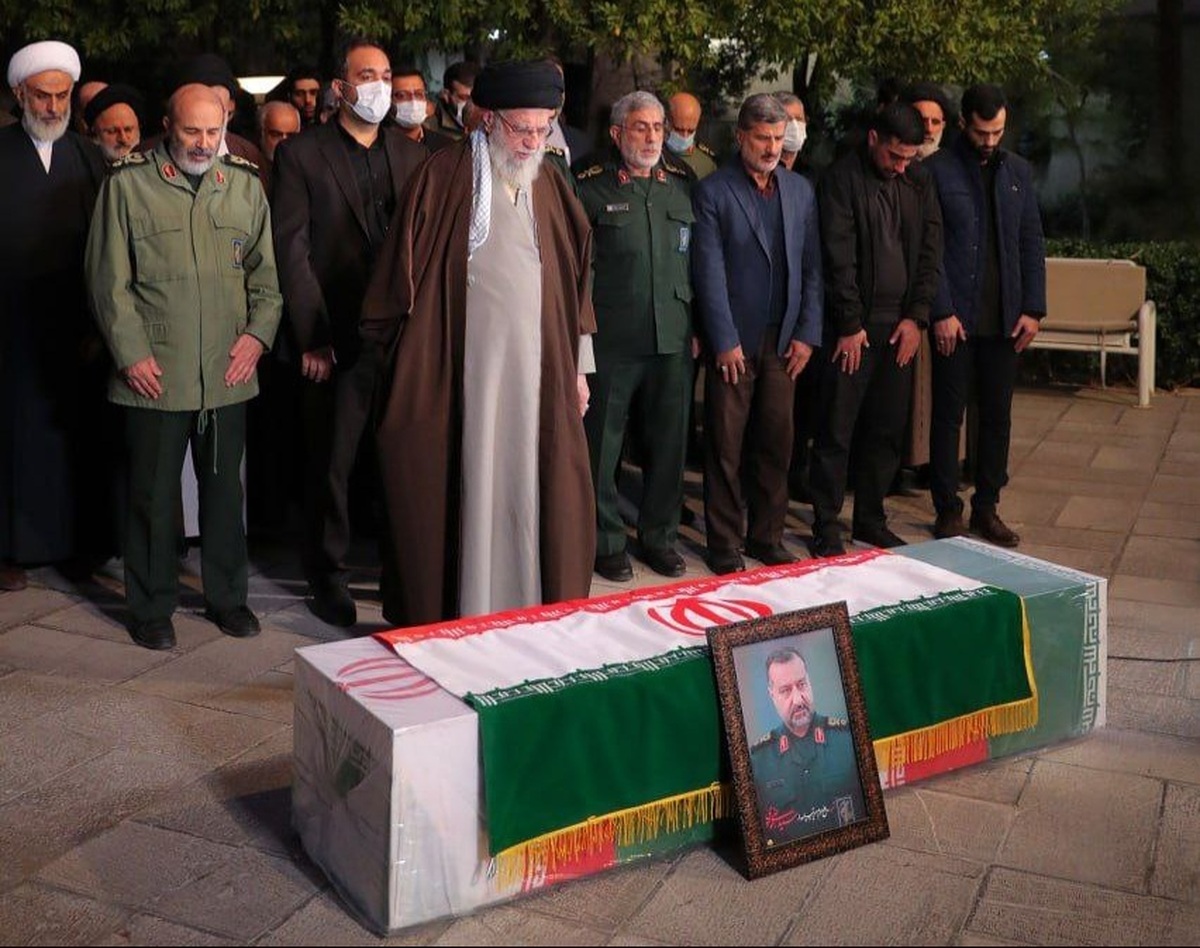 تصاویر/ اقامه نماز رهبر انقلاب بر پیکر شهید سید رضی