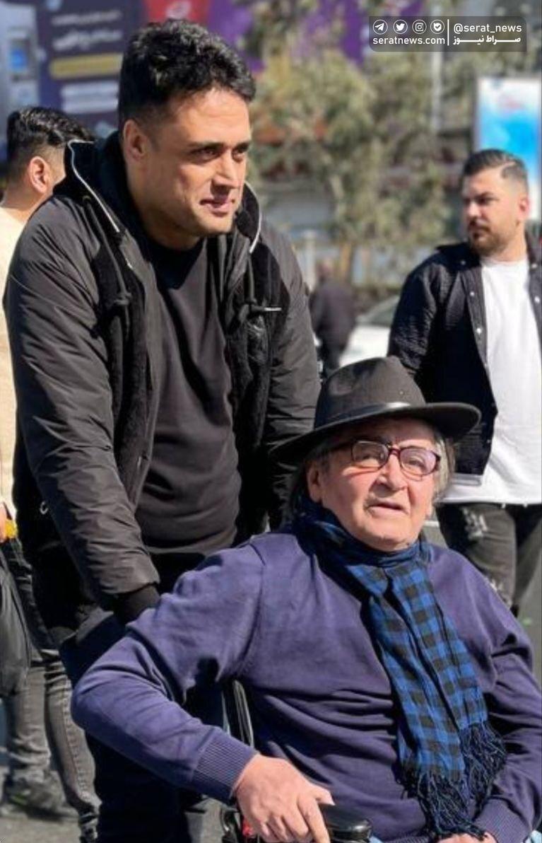 (تصویر) حضور رضا رویگری، بازیگر سینما و تلویزیون در راهپیمایی ۲۲ بهمن