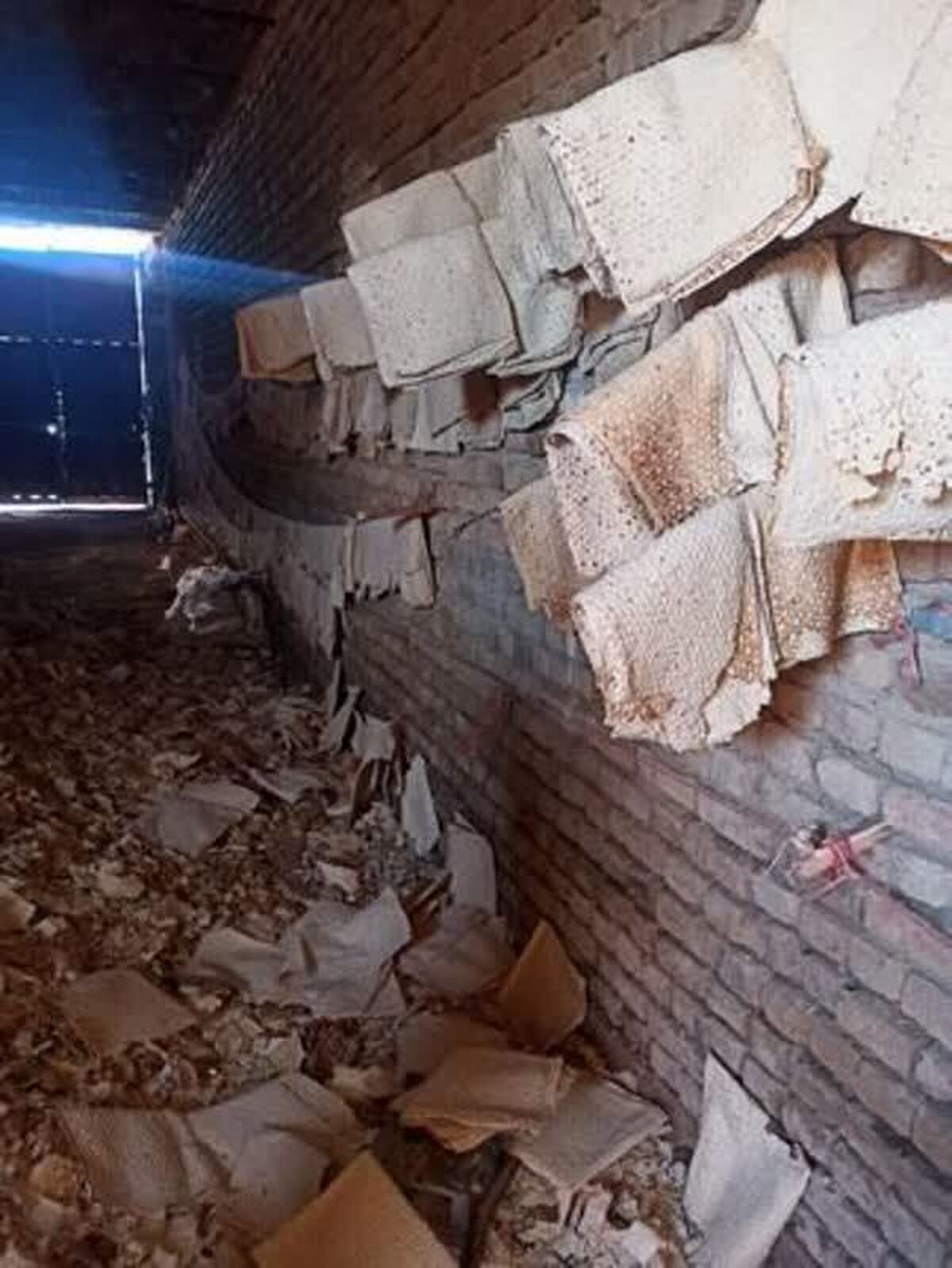 منزلی مملو از نان خشک در کرمانشاه کشف شد