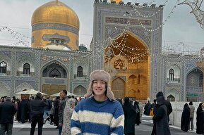 فیلم/ حضور خواننده مشهور کی‌پاپ در چایخانه حرم امام رضا(ع)