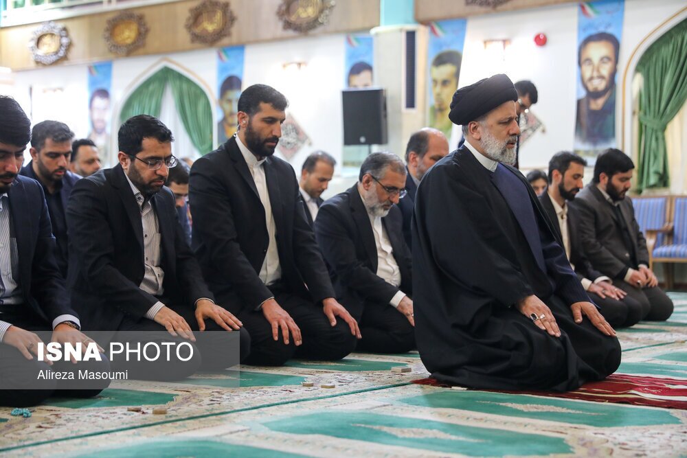 عکس/ نماز خواندن ابراهیم رئیسی و محافظش در حاشیه یک مراسم