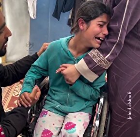 فیلم/ گریه‌های کودک فلسطینی به خاطر از دست دادن پاهایش در بمباران ارتش رژیم صهیونیستی در نوار غزه
