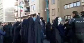 فیلم/ برخورد نیروی انتظامی با معترضین به شرایط حجاب مقابل نهاد ریاست جمهوری