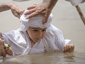 تصاویر / غسل تعمید کودکان مندایی در اهواز