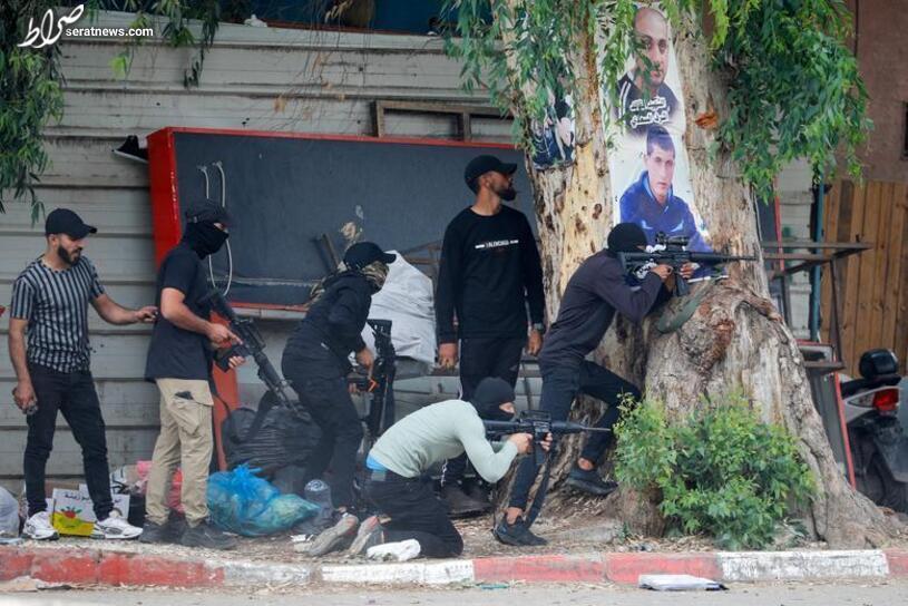 عکس / جوانان فلسطینی در حال تیراندازی به سمت نظامیان اسراییل