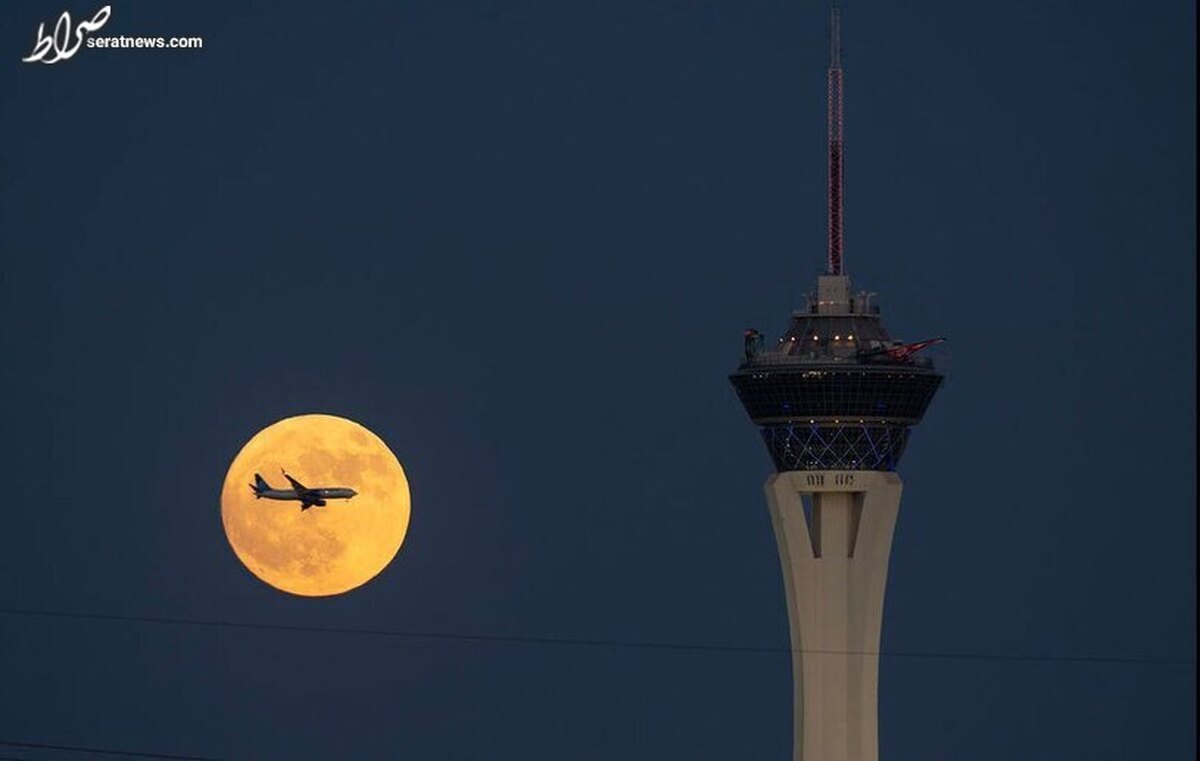 عکس / تقارن یک هواپیمای مسافربری و ماه کامل در آمریکا
