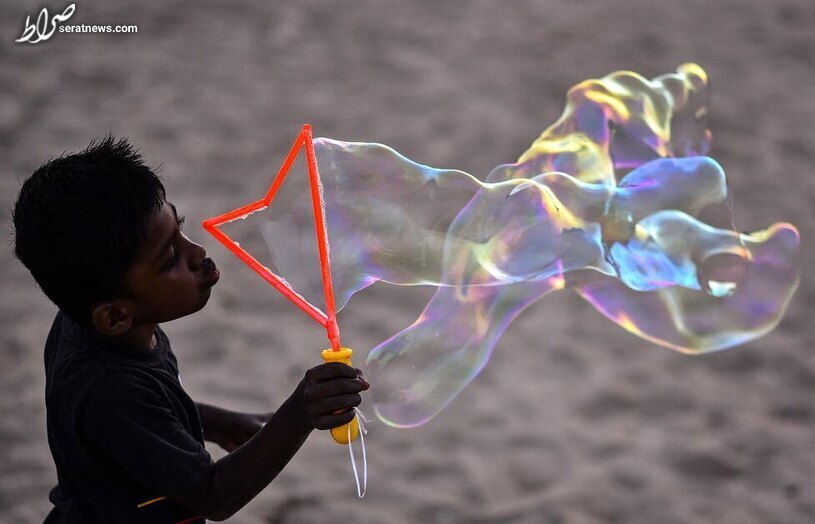 عکس / حباب بازی یک کودک در ساحل شهر چنای هند