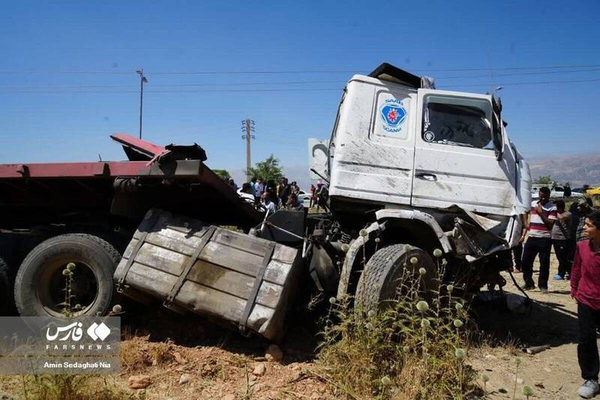 فیلم/  لحظه تصادف افسر پلیس با یک تاکسی