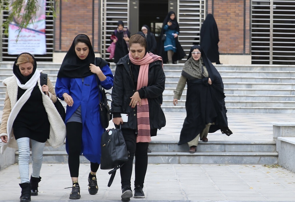 معاونت زنان ریاست جمهوری: براساس نتایج یک پژوهش نزدیک به ۴۰ درصد زنان بی حجاب تهران دیپلمه و خانه دار هستند / همسر ۷۰ درصد از زنان موافق با نوع پوشش و بی حجابی آنها هستند معاونت زنان ریاست جمهوری: براساس نتایج یک پژوهش نزدیک به ۴۰ درصد زنان بی حجاب تهران دیپلمه و خانه دار هستند / همسر ۷۰ درصد از زنان موافق با نوع پوشش و بی حجابی آنها هستند