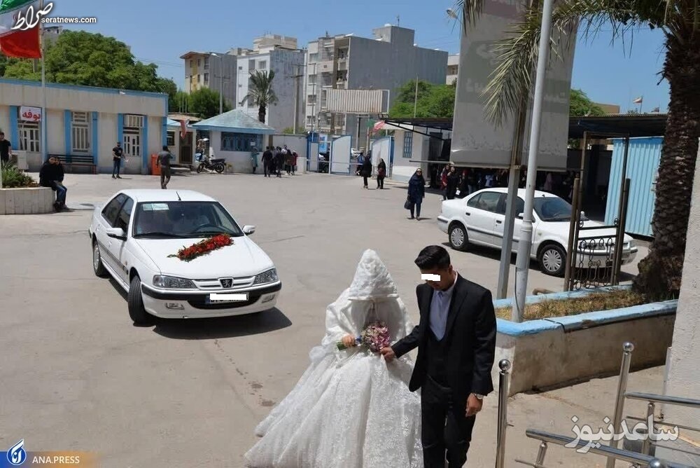 عکس / دانشجو با لباس عروس سر جلسه امتحان
