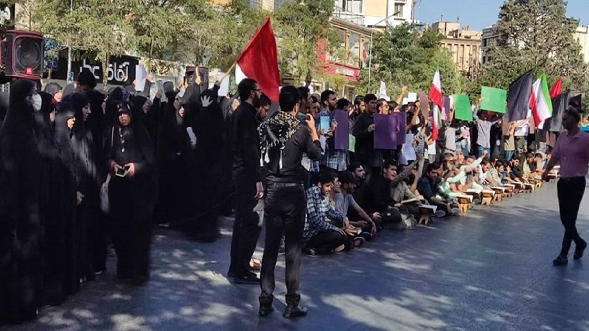 مردم تهران در محکومیت هتک حرمت به قرآن تجمع کردند