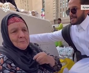 فیلم / دلیل گریه پیرزن مصر پس از دیدن جوان سعودی در مکه