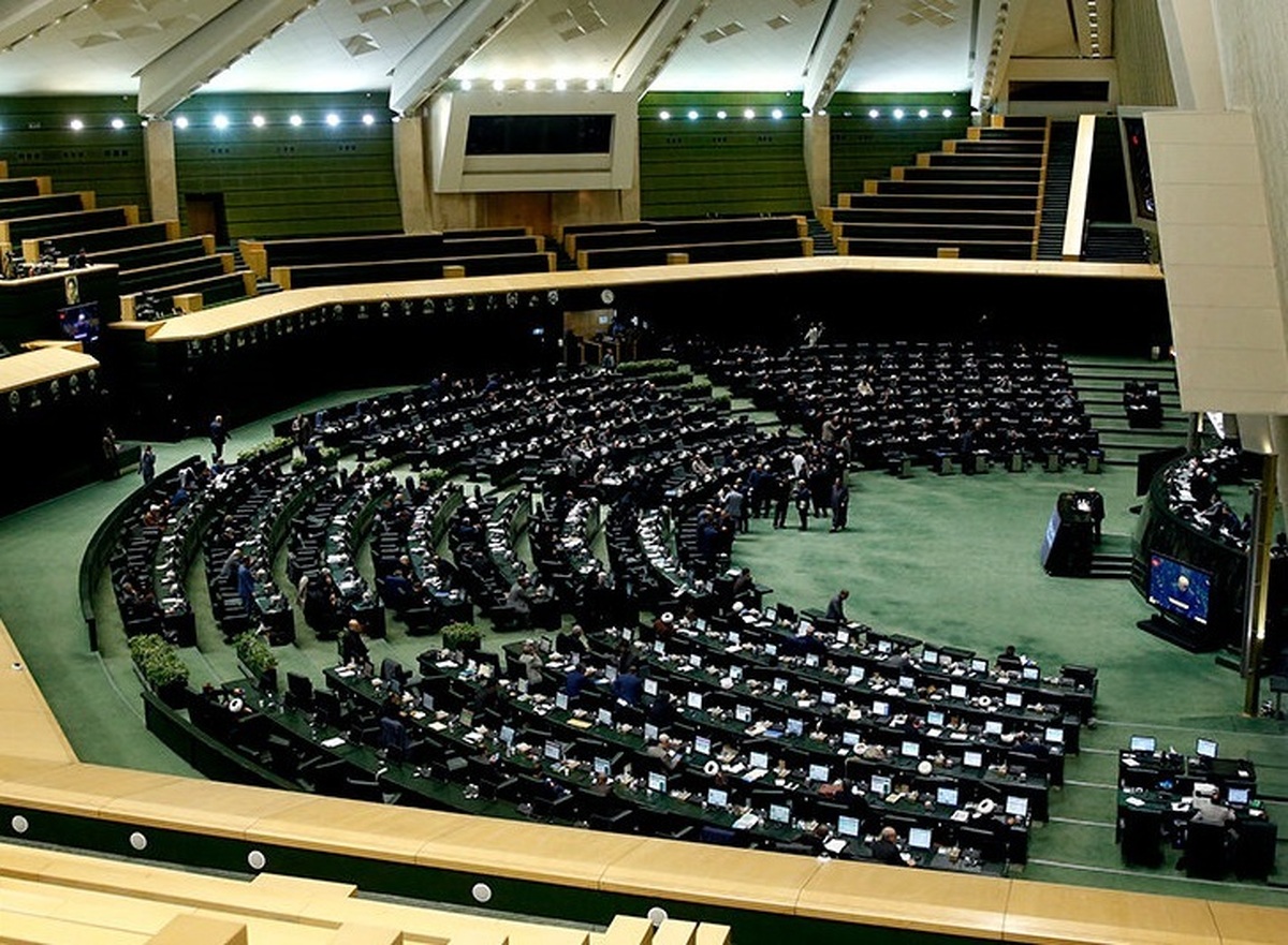 جلسه غیرعلنی برای «بررسی لایحه حجاب» / تجمع گروهی از افراد در انتقاد به بی‌حجابی مقابل مجلس