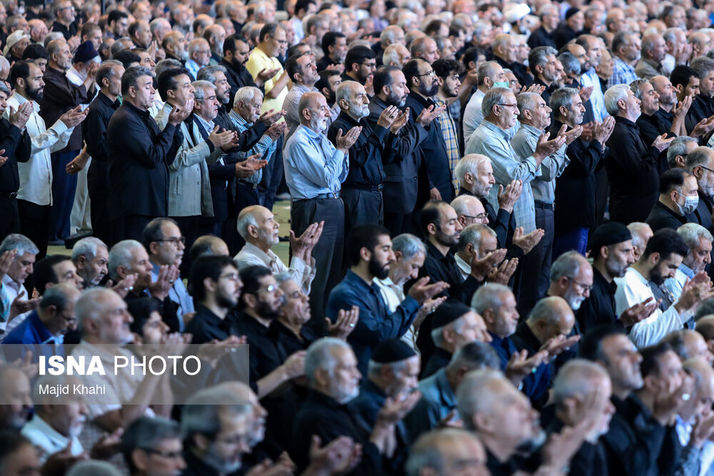 حسین شریعتمداری در صف‌های آخر نماز جمعه تهران + تصویر