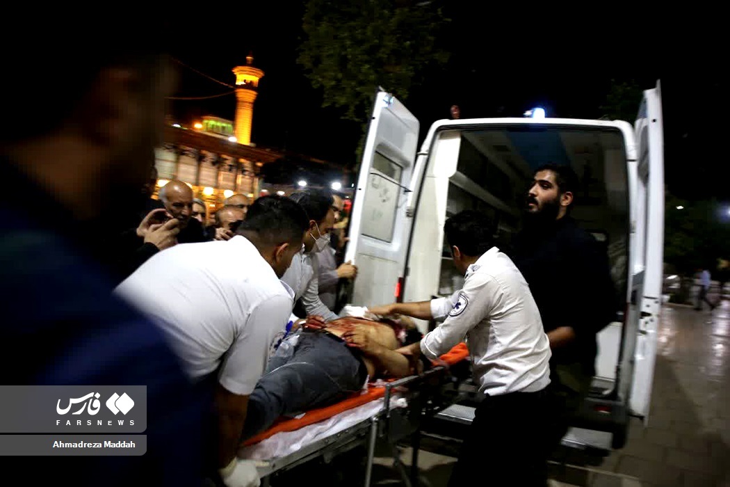 عکس / انتقال مجروحان حادثه تروریستی در حرم «شاهچراغ»