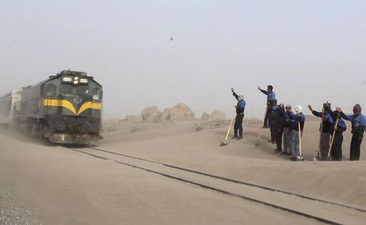 توقف قطار مشهد - سرخس در پی توفان شن