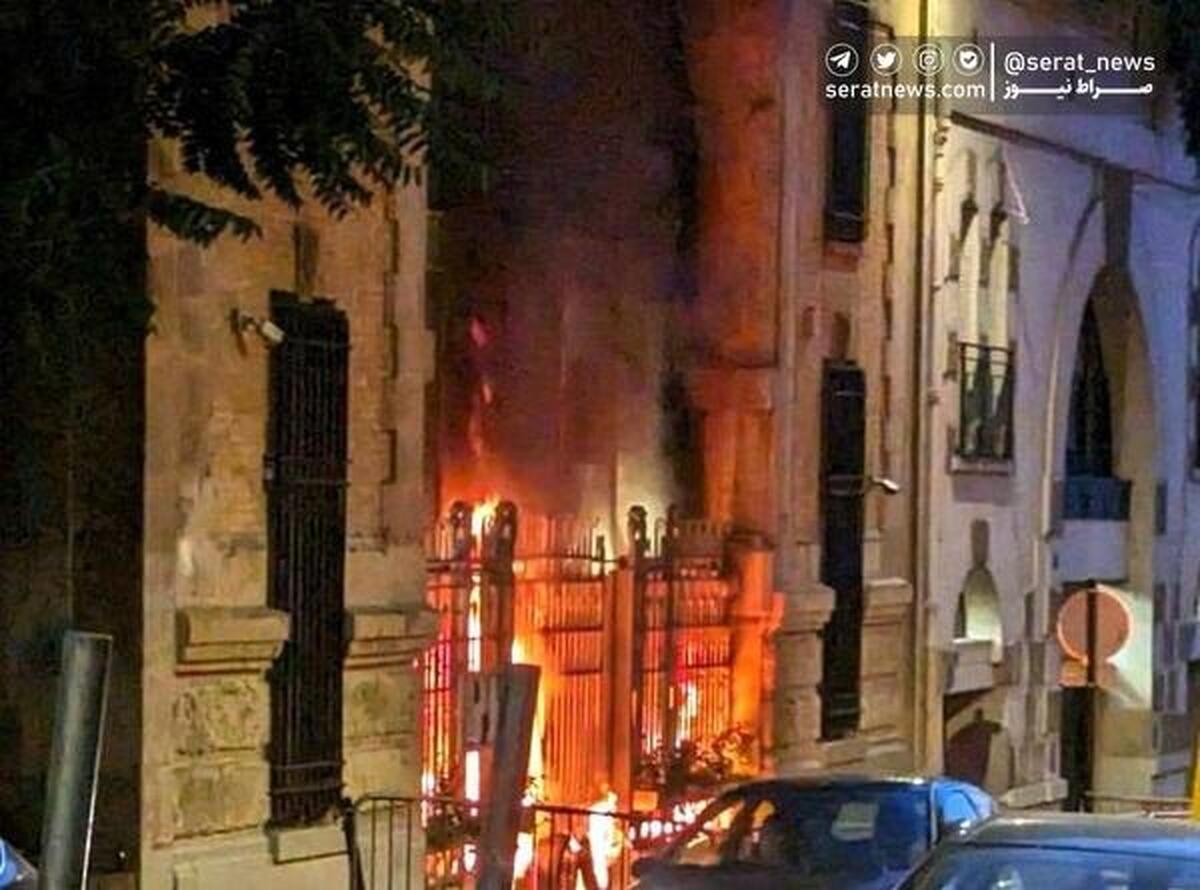 حمله به سفارت ایران در پاریس/ ورودی بخش کنسولی به آتش کشیده شد