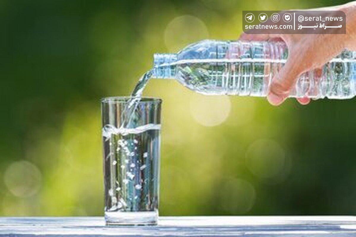 بلایی که نوشیدن آب هنگام غذا خوردن بر سرمان می‌آورد