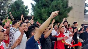 فیلم / تجمع هواداران پرسپولیس مقابل هتل بازیکنان در آستانه بازی با النصر