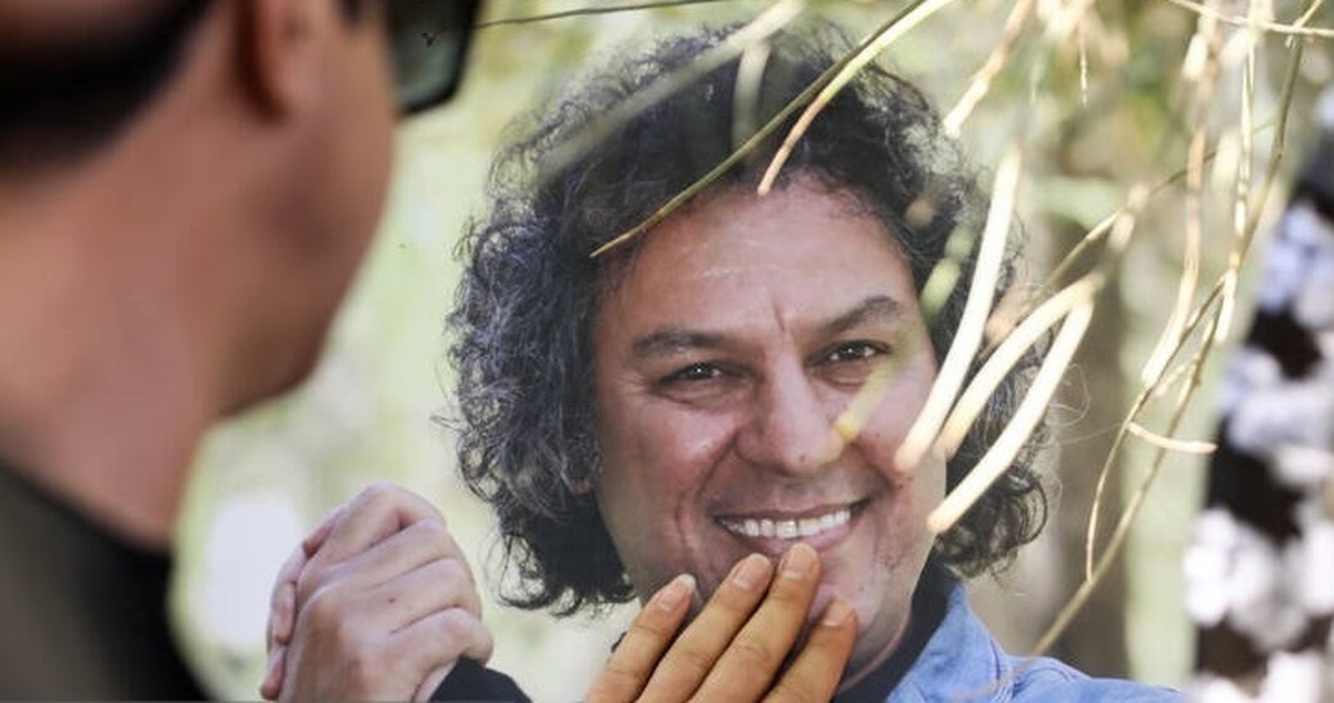 فیلم| حضور خانواده استاد فرشچیان در مراسم تشییع