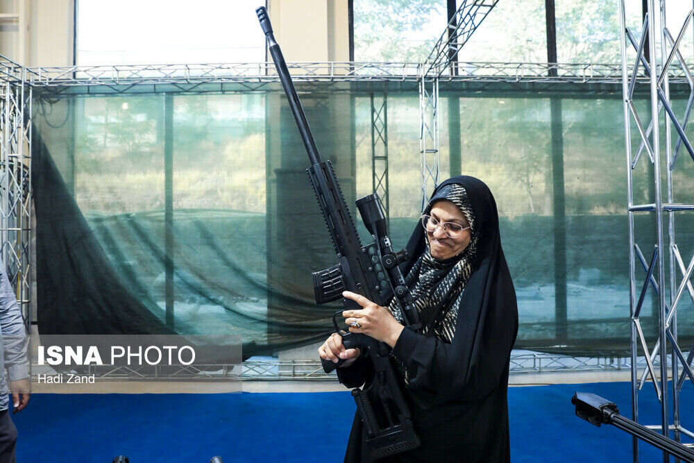 نماینده زن مجلس اسلحه به دست شد+عکس