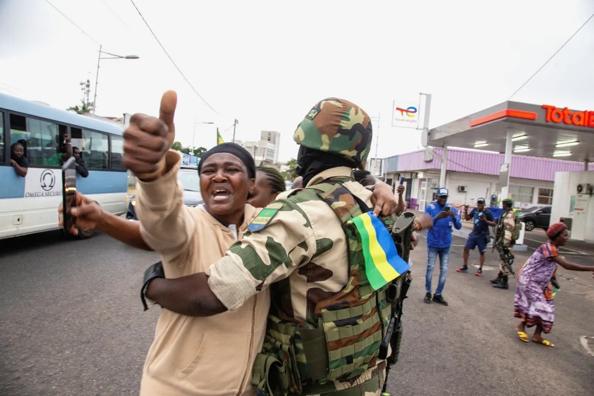 شادی مردم در واکنش به کودتا در گابن