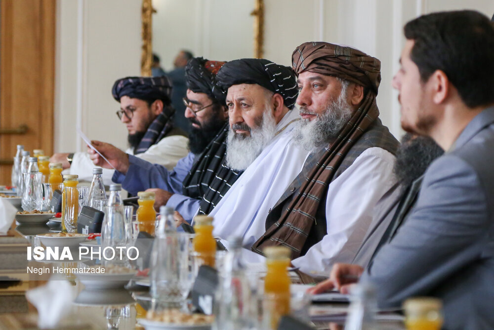 عکس | اقدام عجیب هیات طالبان در دیدار امیرعبدالهیان