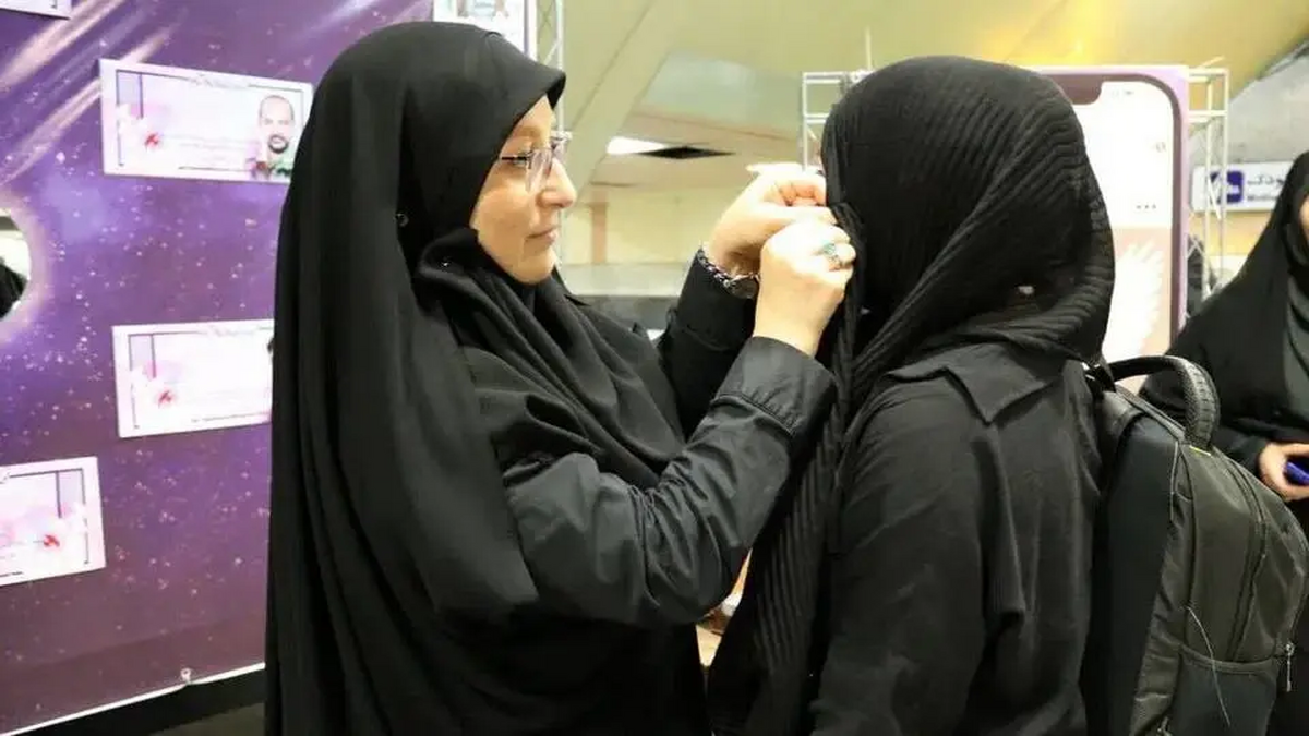 هم حجاب بان داریم، هم گروه تبیین/ متروی مشهد: کارکنان در گیت‌های ورودی تذکر حجاب می‌دهند