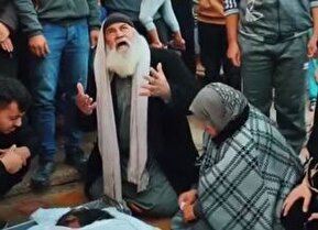 فیلم/ وداع جانسوز پدر فلسطینی با فرزند شهیدش در خان یونس