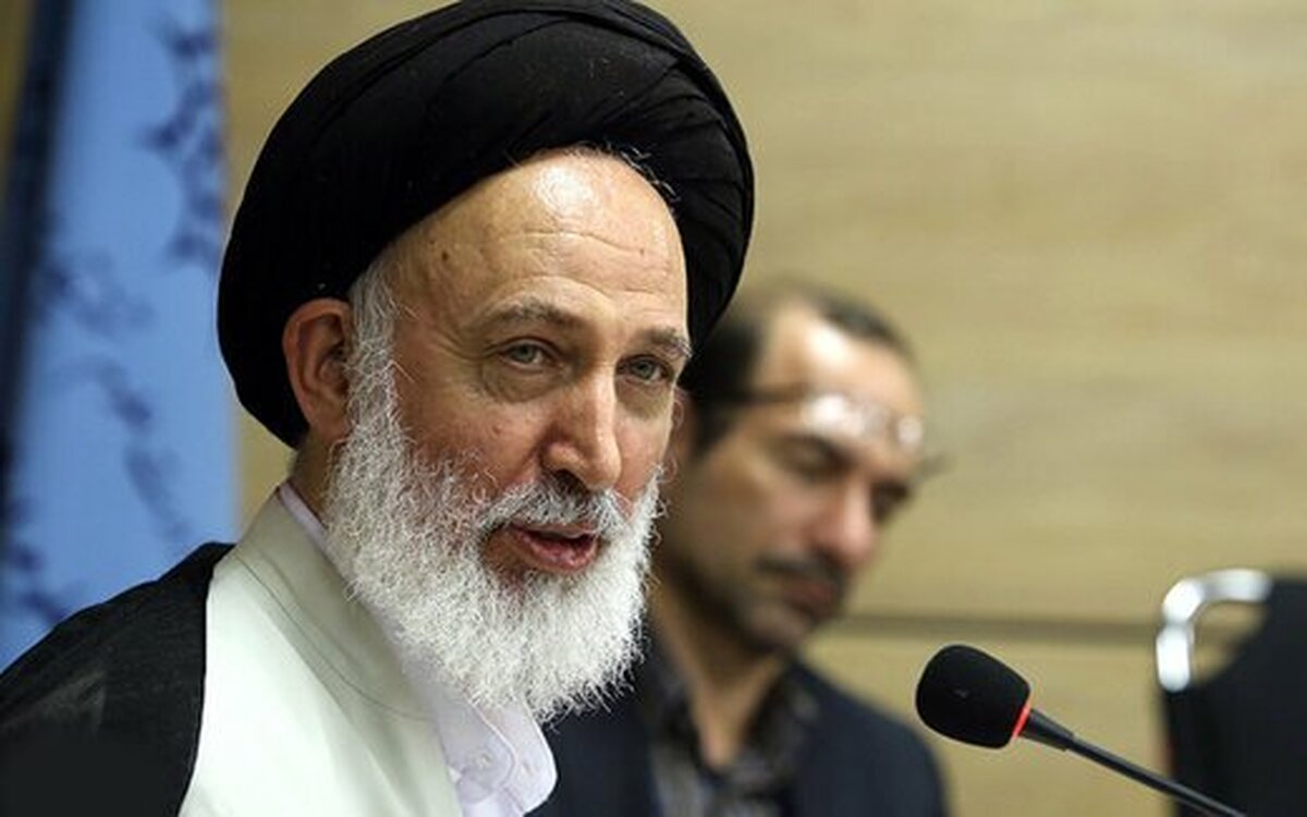 عضو مجمع محققین و مدرسین حوزه علمیه قم: مسجدها خالی شده و اخلاق افول کرده، ولی ۱۲ مدل لباس جراحی اسلامی طراحی کردهاند!