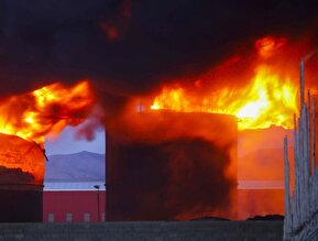 تصاویر / دومین روز آتش سوزی در مینی پالایشگاه هیدروکربن بیرجند