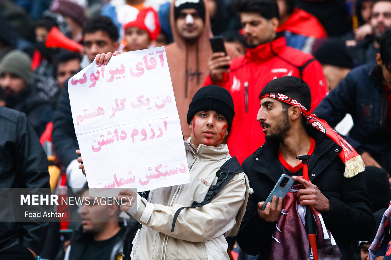 این نوشته را برسانید به دست بیرانوند | عکس