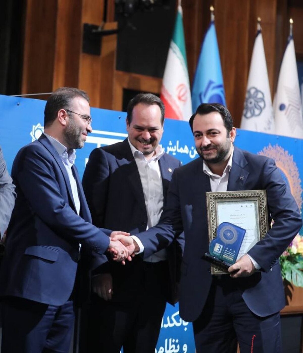 بانک صادرات جایزه اول جشنواره دکتر نوربخش را به خانه برد