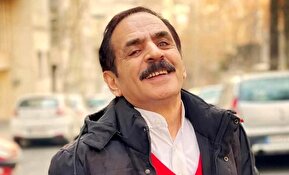 فیلم / پذیرایی هنرپیشه معروف از زائران امام رضا (ع) در چایخانه حرم رضوی