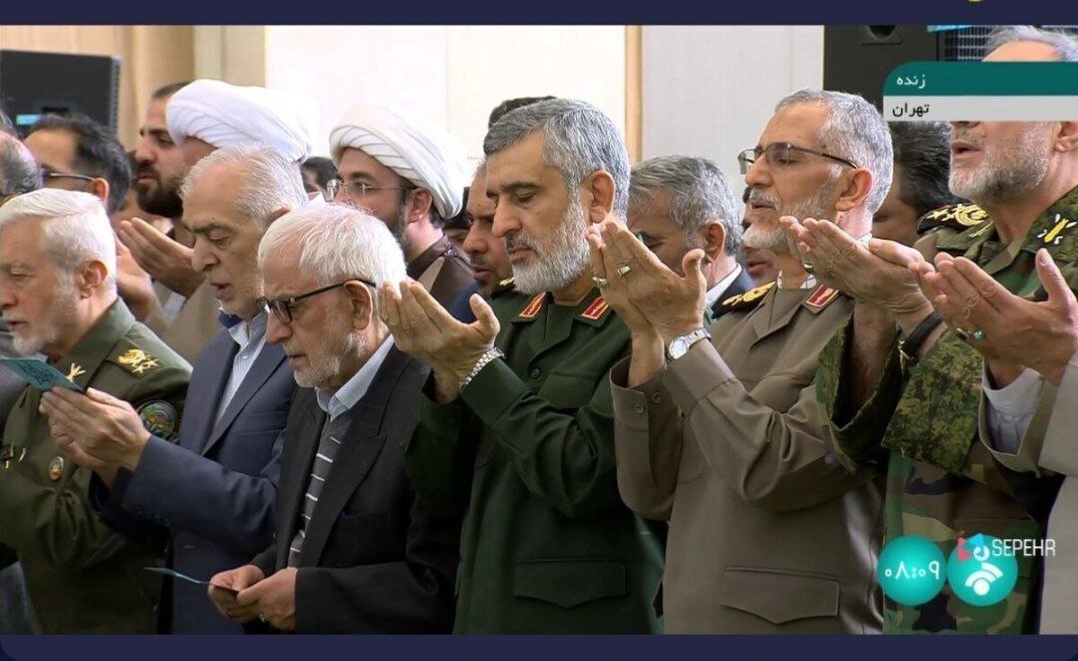 عکس | سرلشکر جعفری و سردار حاجی زاده کنار موشک بالستیک