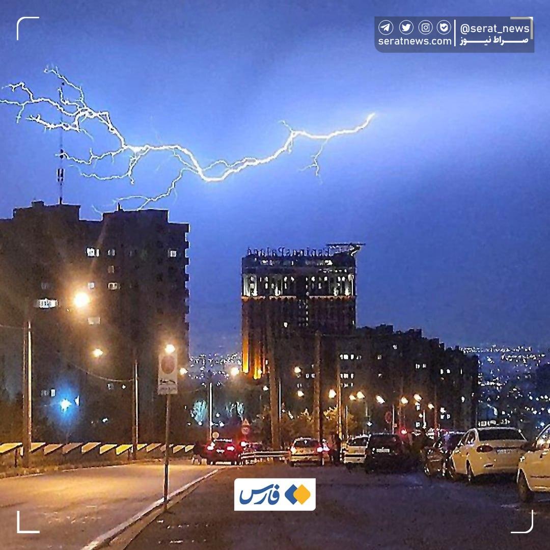 عکس/ تصویر ثبت‌شده از صاعقهٔ بامدادی در سعادت‌آباد تهران