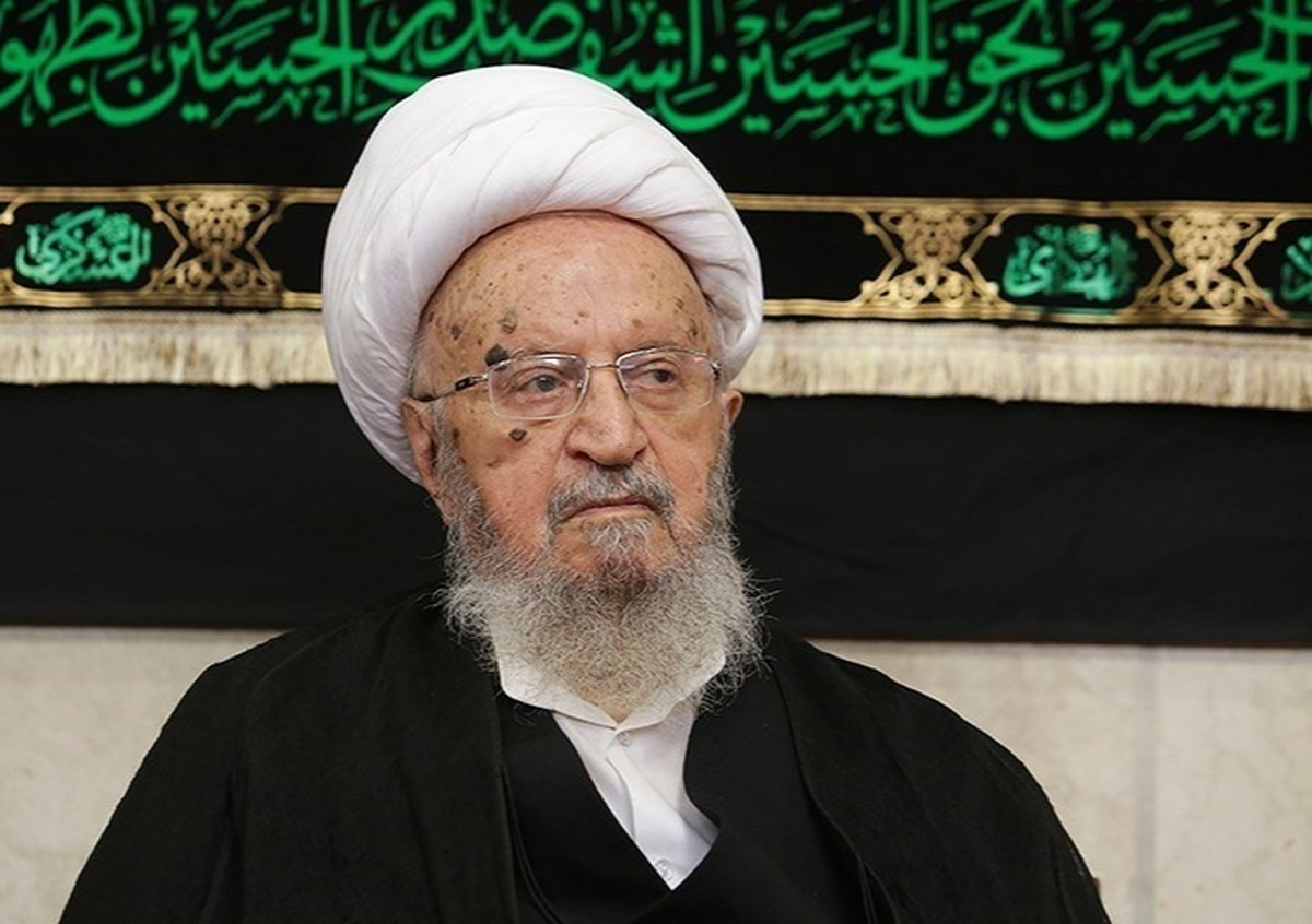 آیت الله مکارم شیرازی: حفظ حجاب واجب است، اما نباید این عمل با خشونت همراه شود، چرا که بهانهای برای دشمنان و معاندان میشود / حوزه علمیه میتواند در مسئله حجاب با نیروی انتظامی همکاری کند