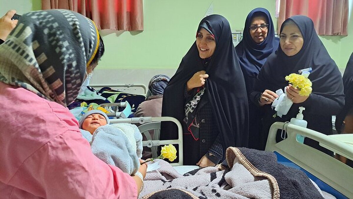 معاون رئیس جمهور به مادران نوزادان تازه متولد شده در بجنورد گل هدیه کرد
