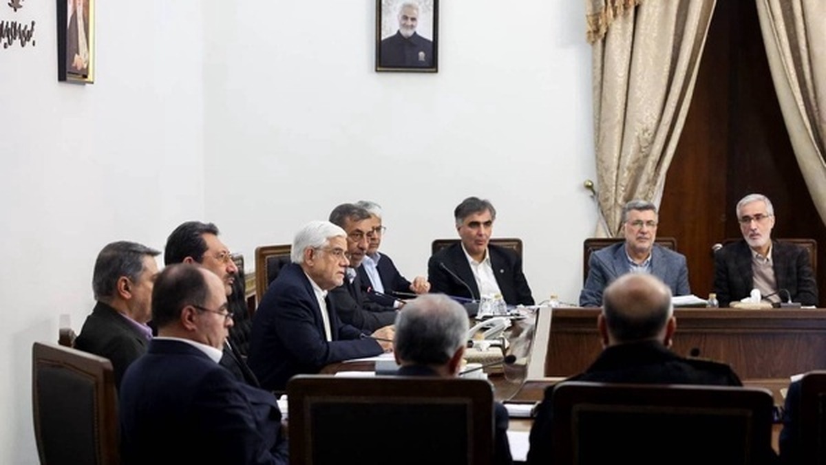 عارف: کالاهای اساسی به وفور با نرخ تنظیم بازار تامین شده است