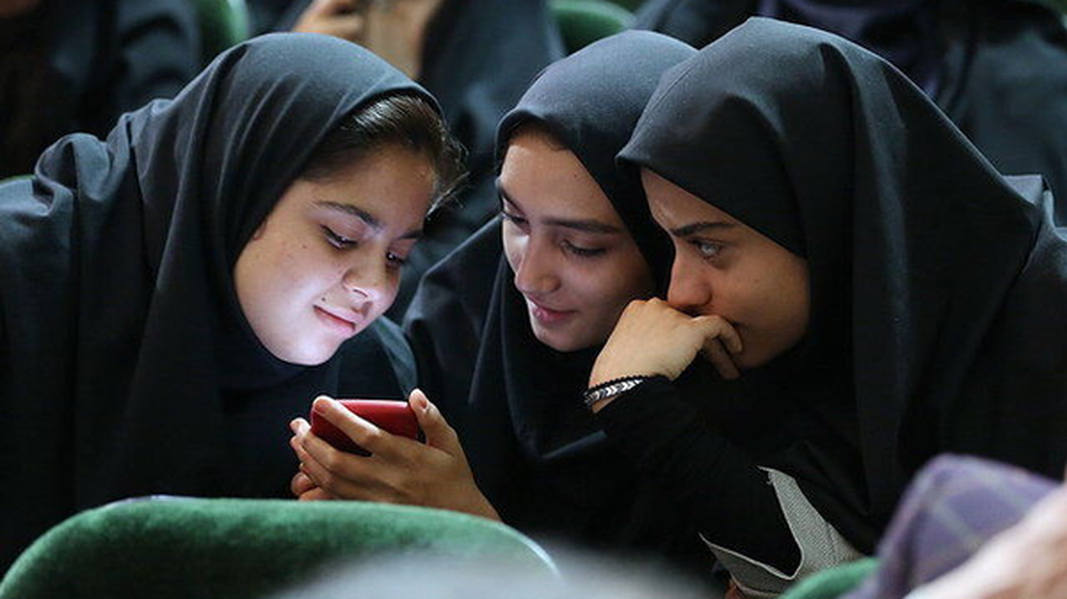 دختران در سن بلوغ چه بحران‌هایی را تجربه می‌کنند؟