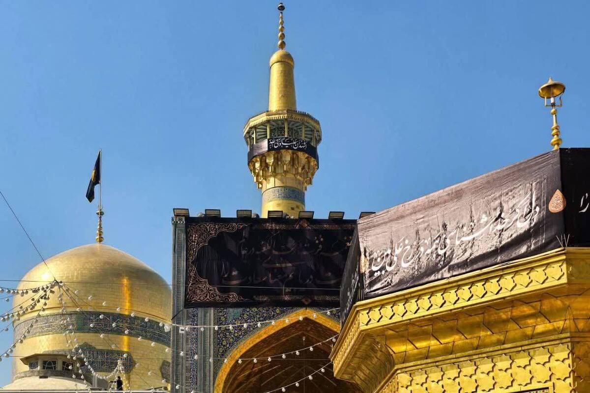 گزارش تصویری | حرم مطهر رضوی در آستانه ایام شهادت امیرالمومنین سیاه پوش شد