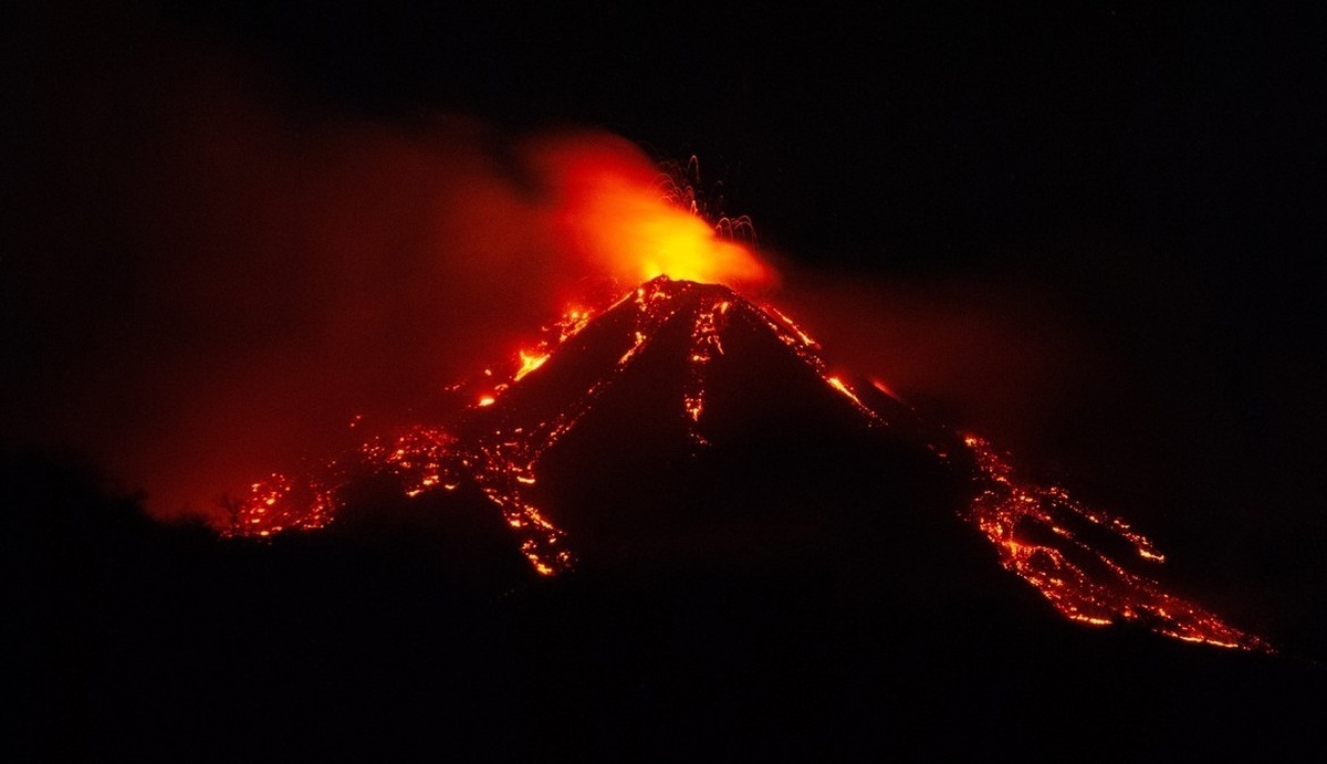 فیلم | فوران قدرتمند آتشفشان لووتوبی در اندونزی