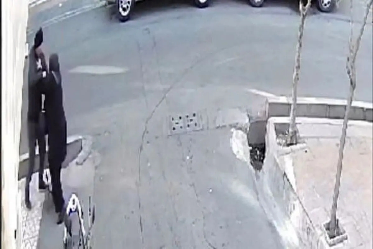 فیلم | لحظه سرقت گوشی در ترافیک فقط در ۳ ثانیه در یکی از اتوبانهای تهران