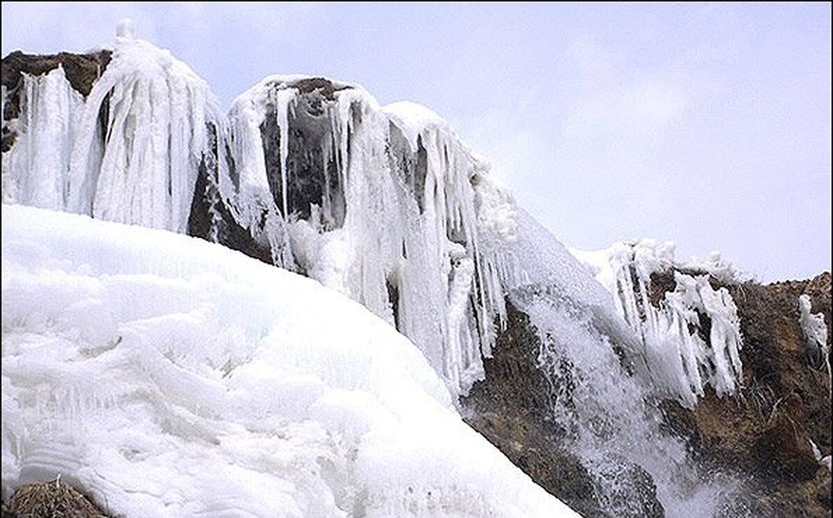 فیلم| زمین گیر شدن هواپیماها در برف مشهد